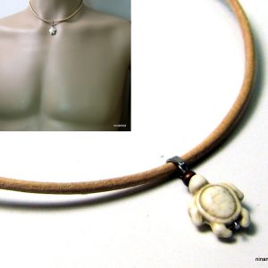 Collier cordon cuir tortue blanc cassé