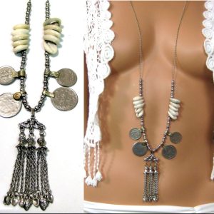 Sautoir coquillage ethnique pièces pompon métal argent