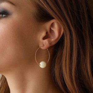 Boucles d&rsquo;oreille Creoles femme plaqué Or perle en Pierre de Lune naturelle faites main